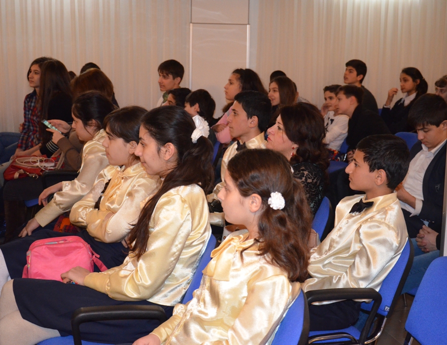 Юные артисты в Баку отметили День национального театра (ФОТО)