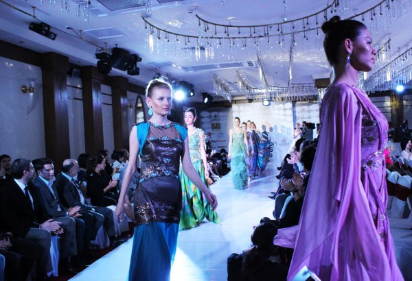 В Баку открылась грандиозная Неделя моды "Fashion Night 2015" (ФОТО)