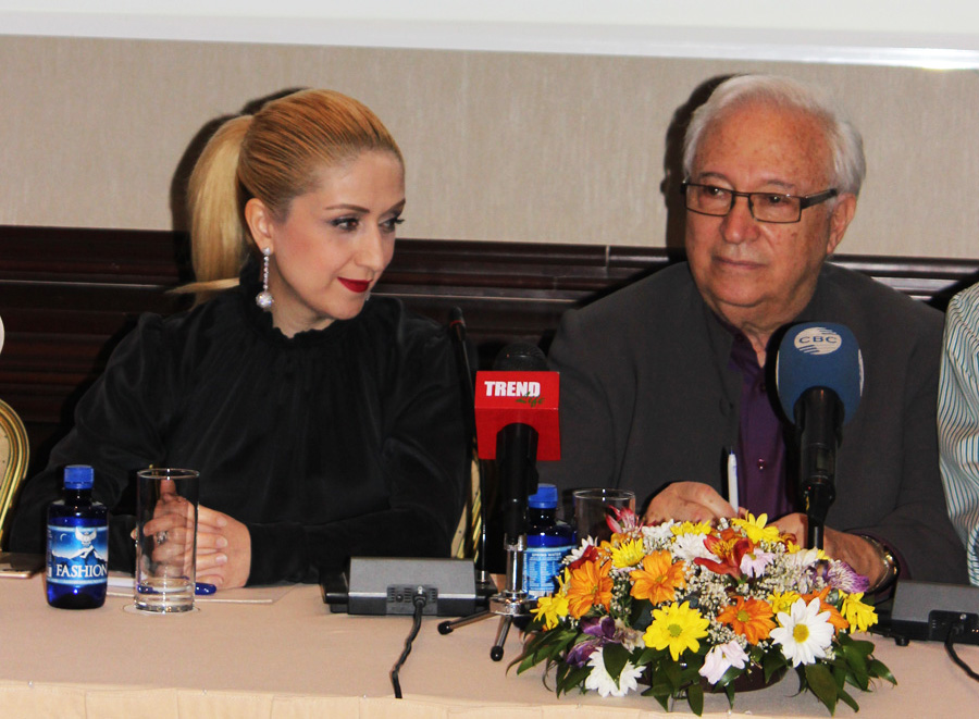 В Баку открылась грандиозная Неделя моды "Fashion Night 2015" (ФОТО)