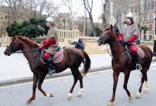 Фаэтоны, верблюды, герои Новруза на улицах Баку - праздничный караван "Ахыр чершенбе" (ФОТО)