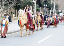 Фаэтоны, верблюды, герои Новруза на улицах Баку - праздничный караван "Ахыр чершенбе" (ФОТО)