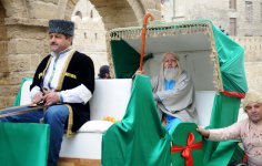 Фаэтоны, верблюды, герои Новруза на улицах Баку - праздничный караван "Ахыр чершенбе" (ФОТО)