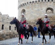 Фаэтоны, верблюды, герои Новруза на улицах Баку - праздничный караван "Ахыр чершенбе" (ФОТО)