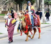 Фаэтоны, верблюды, герои Новруза на улицах Баку - праздничный караван "Ахыр чершенбе" (ФОТО)