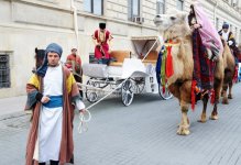 Фаэтоны, верблюды, герои Новруза на улицах Баку - праздничный караван "Ахыр чершенбе" (ФОТО)