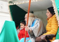 Фаэтоны, верблюды, герои Новруза на улицах Баку - праздничный караван "Ахыр чершенбе" (ФОТО)