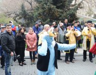 Фаэтоны, верблюды, герои Новруза на улицах Баку - праздничный караван "Ахыр чершенбе" (ФОТО)