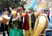 Фаэтоны, верблюды, герои Новруза на улицах Баку - праздничный караван "Ахыр чершенбе" (ФОТО)