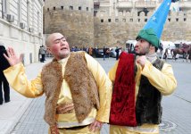 Фаэтоны, верблюды, герои Новруза на улицах Баку - праздничный караван "Ахыр чершенбе" (ФОТО)