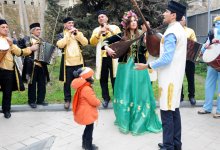 Фаэтоны, верблюды, герои Новруза на улицах Баку - праздничный караван "Ахыр чершенбе" (ФОТО)