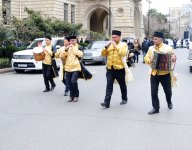 Фаэтоны, верблюды, герои Новруза на улицах Баку - праздничный караван "Ахыр чершенбе" (ФОТО)