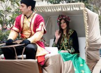 Фаэтоны, верблюды, герои Новруза на улицах Баку - праздничный караван "Ахыр чершенбе" (ФОТО)