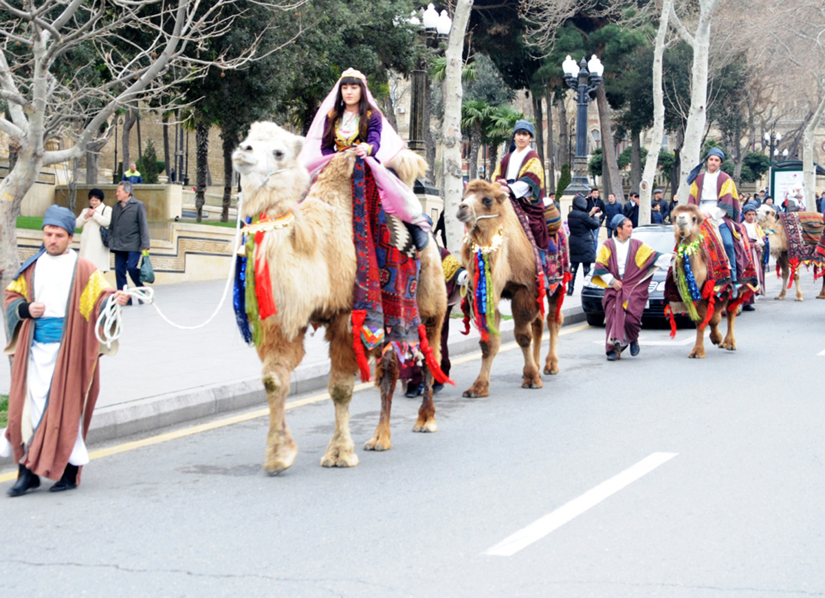 Фаэтоны, верблюды, герои Новруза на улицах Баку - праздничный караван "Ахыр чершенбе" (ФОТО)