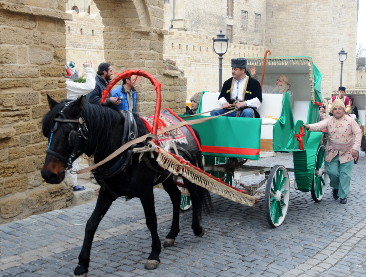 Фаэтоны, верблюды, герои Новруза на улицах Баку - праздничный караван "Ахыр чершенбе" (ФОТО)