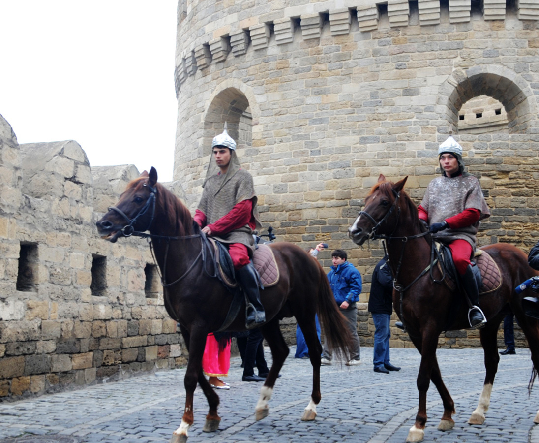 Фаэтоны, верблюды, герои Новруза на улицах Баку - праздничный караван "Ахыр чершенбе" (ФОТО)
