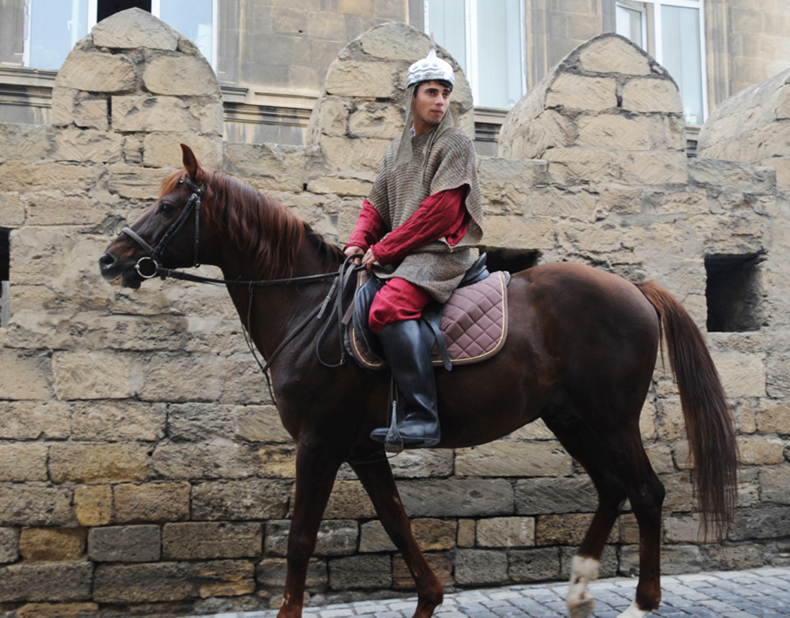 Фаэтоны, верблюды, герои Новруза на улицах Баку - праздничный караван "Ахыр чершенбе" (ФОТО)