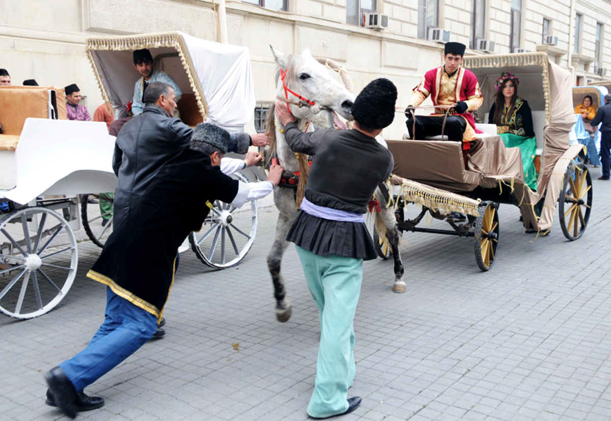 Фаэтоны, верблюды, герои Новруза на улицах Баку - праздничный караван "Ахыр чершенбе" (ФОТО)
