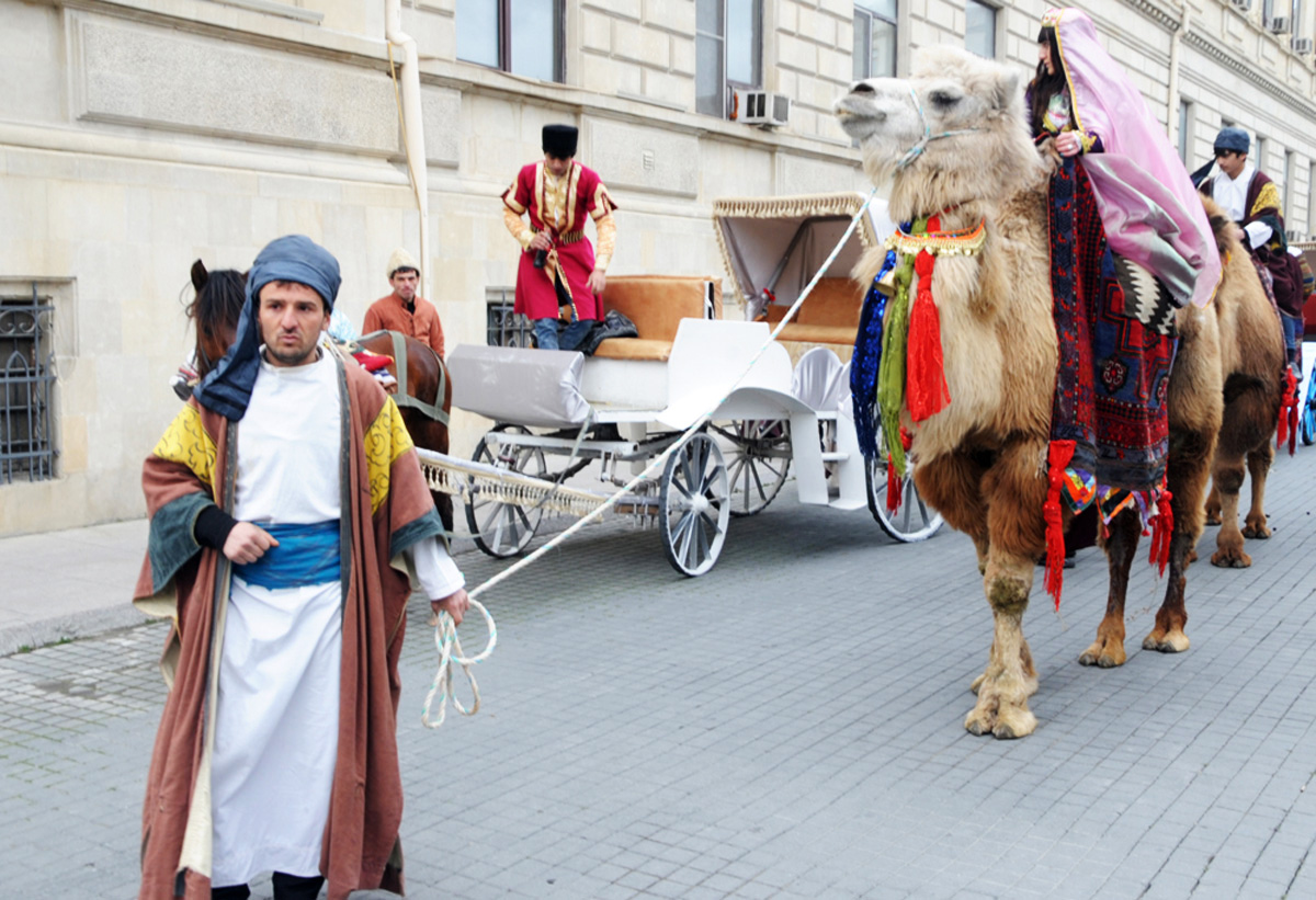 Фаэтоны, верблюды, герои Новруза на улицах Баку - праздничный караван "Ахыр чершенбе" (ФОТО)