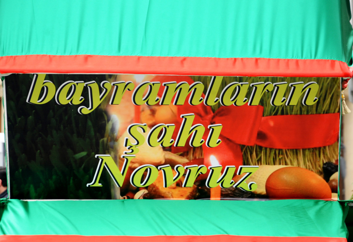 Фаэтоны, верблюды, герои Новруза на улицах Баку - праздничный караван "Ахыр чершенбе" (ФОТО)