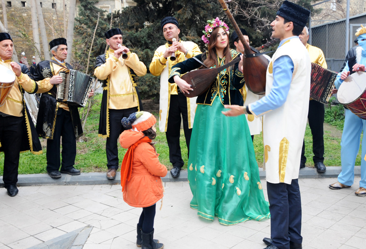 Фаэтоны, верблюды, герои Новруза на улицах Баку - праздничный караван "Ахыр чершенбе" (ФОТО)