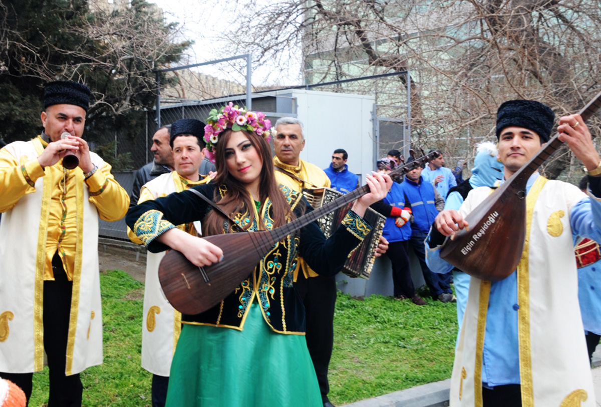 Фаэтоны, верблюды, герои Новруза на улицах Баку - праздничный караван "Ахыр чершенбе" (ФОТО)