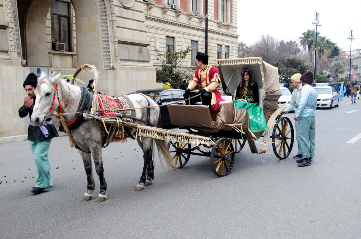 Фаэтоны, верблюды, герои Новруза на улицах Баку - праздничный караван "Ахыр чершенбе" (ФОТО)