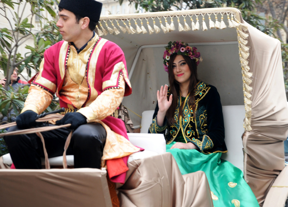 Фаэтоны, верблюды, герои Новруза на улицах Баку - праздничный караван "Ахыр чершенбе" (ФОТО)