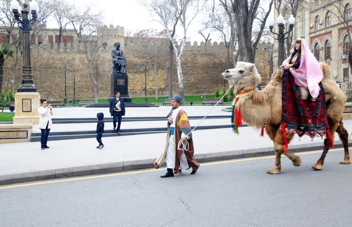 Фаэтоны, верблюды, герои Новруза на улицах Баку - праздничный караван "Ахыр чершенбе" (ФОТО)