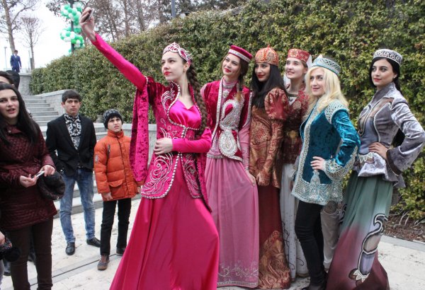 Азербайджанские звезды отмечают Новруз в национальных костюмах (ФОТО)