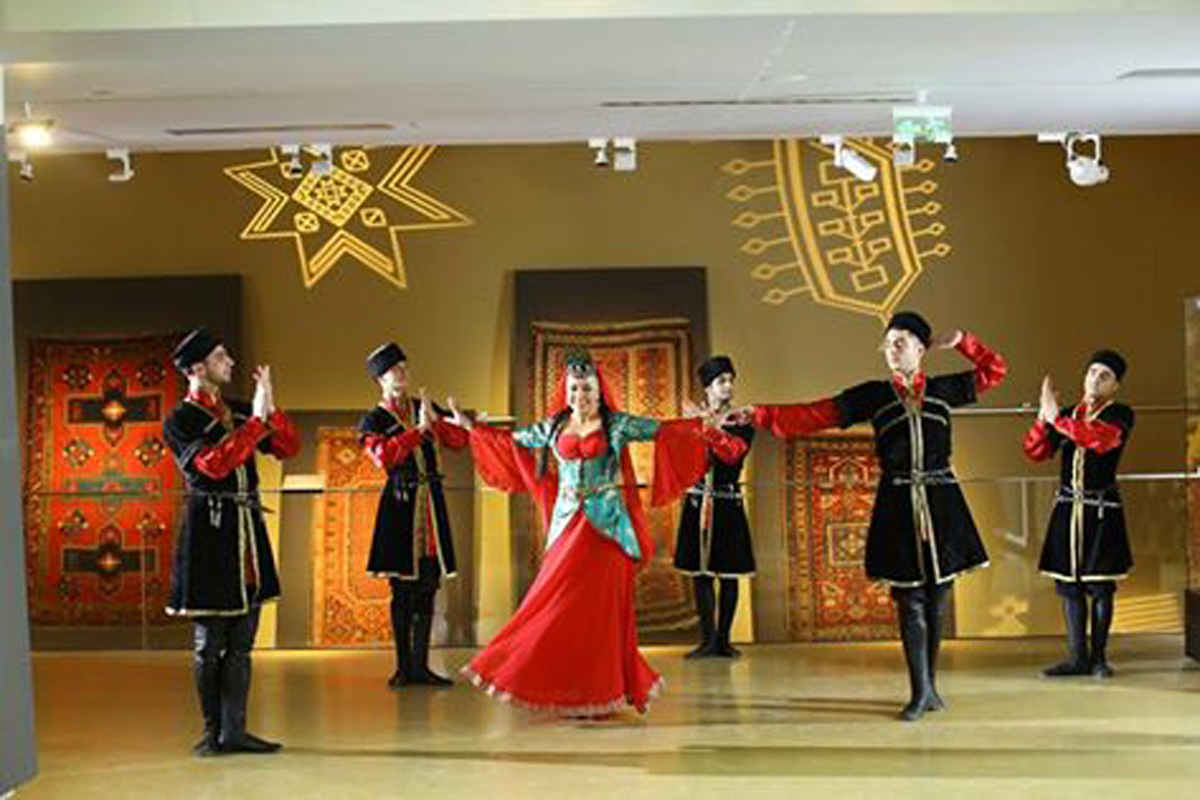 О красоте азербайджанских женщин - праздничный клип ашуг Самиры (ВИДЕО - ФОТО)