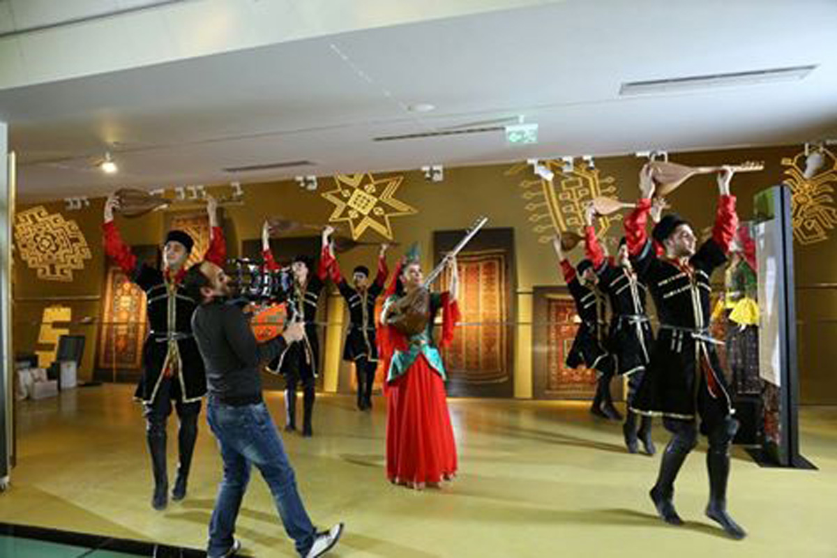 О красоте азербайджанских женщин - праздничный клип ашуг Самиры (ВИДЕО - ФОТО)