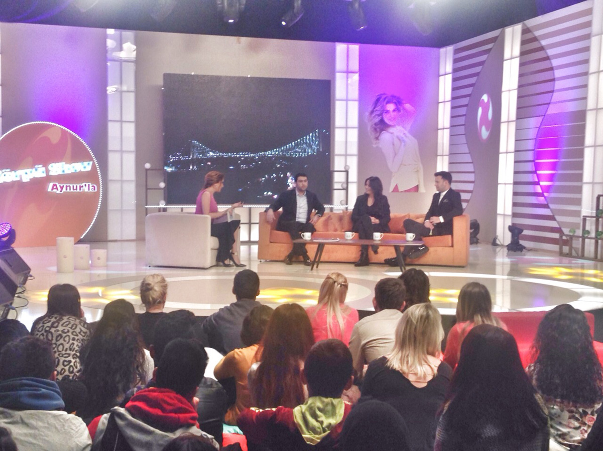 Азербайджанская телеведущая заменила Ханде Йенер (ФОТО)