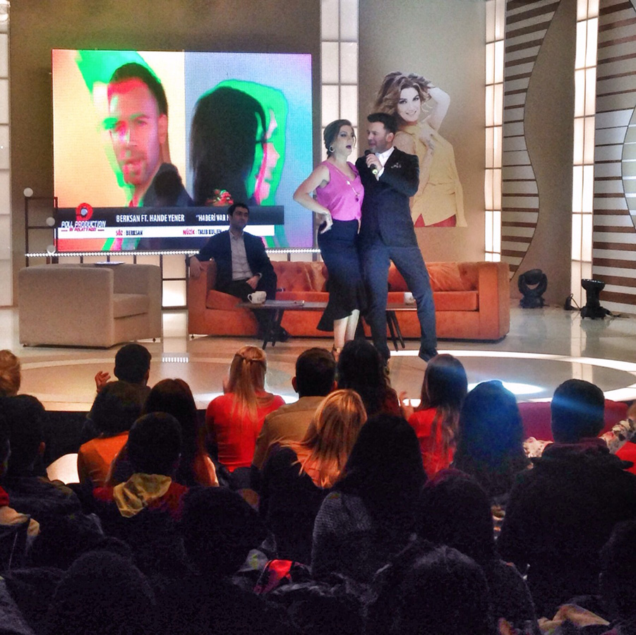 Азербайджанская телеведущая заменила Ханде Йенер (ФОТО)