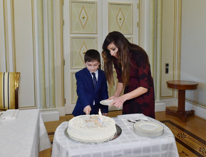 Президент Азербайджана и его супруга отметили вместе с 11-летним школьником его день рождения (ФОТО) (ВИДЕО)