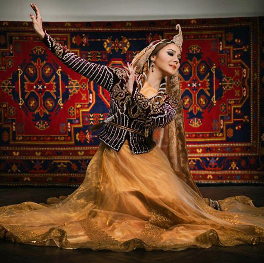 Азербайджанские звезды отмечают Новруз в национальных костюмах (ФОТО)