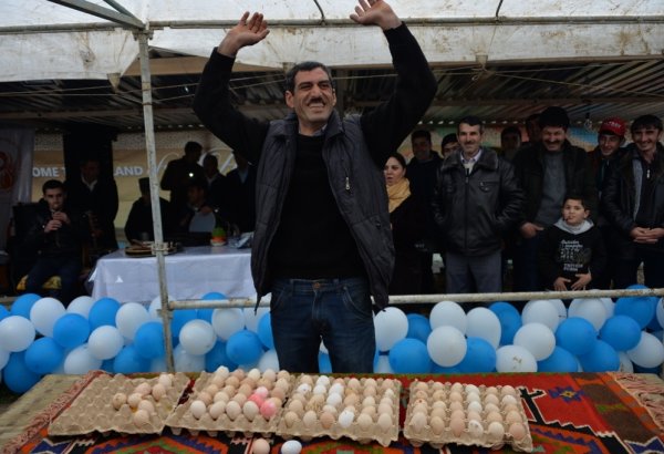 В Азербайджане прошел конкурс по битве на куриных яйцах (ФОТО)