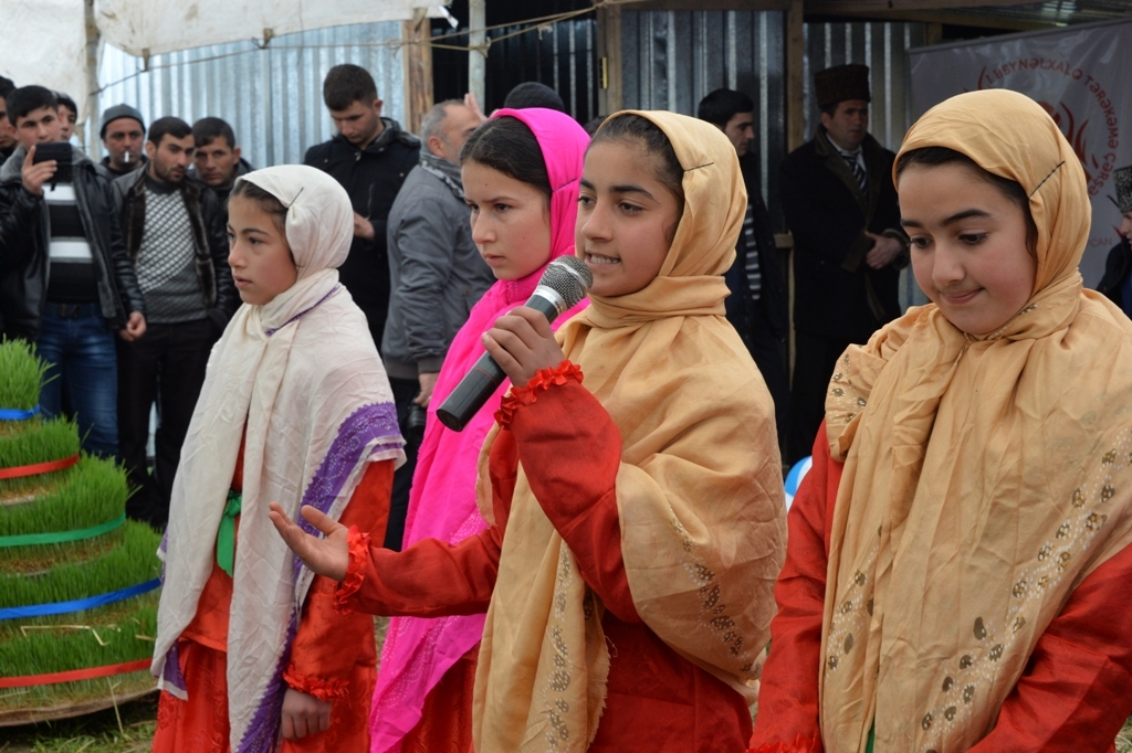 В Азербайджане прошел конкурс по битве на куриных яйцах (ФОТО)