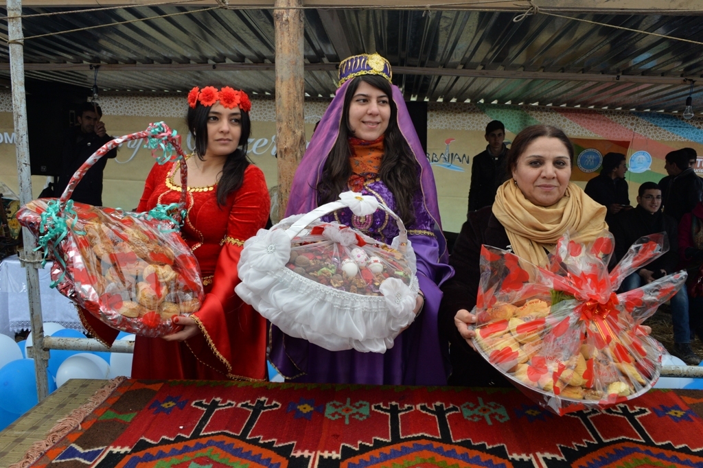 В Азербайджане прошел конкурс по битве на куриных яйцах (ФОТО)