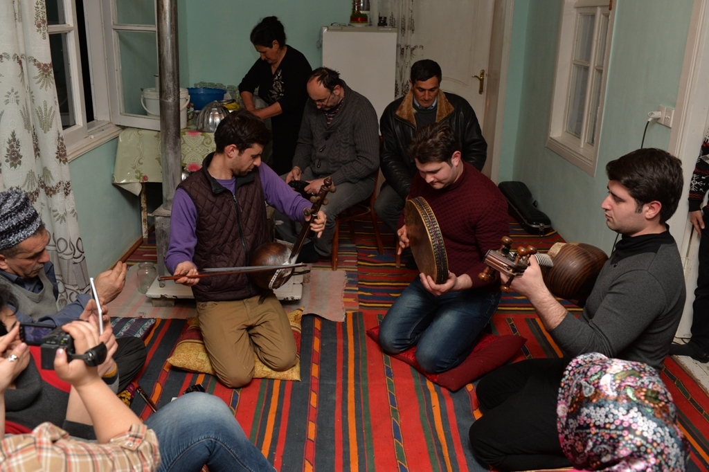 В Азербайджане прошел конкурс по битве на куриных яйцах (ФОТО)