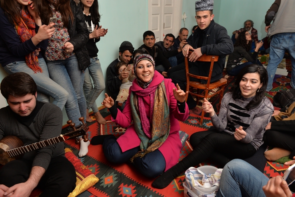 В Азербайджане прошел конкурс по битве на куриных яйцах (ФОТО)