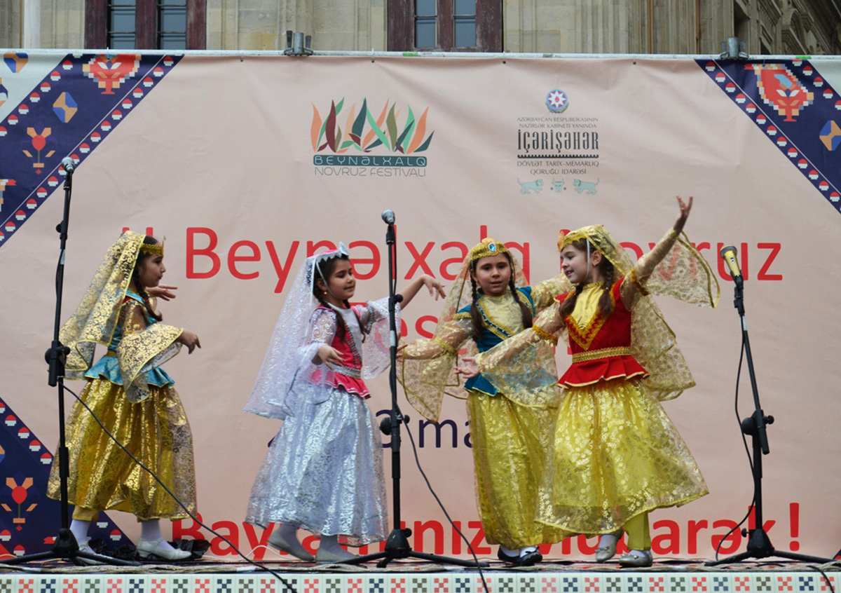 Культура народов России представлена на празднике Новруз в Баку (ФОТО)