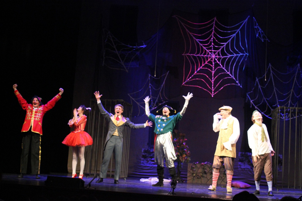 В Баку показали сказочную машину времени из Москвы (ФОТО)