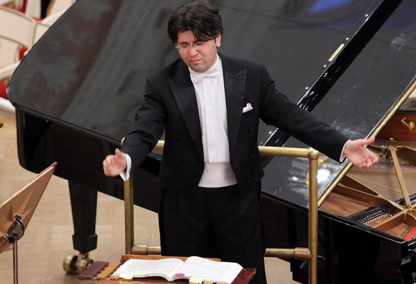 Азербайджанский дирижер вошел в жюри международного конкурса в Казахстане (ФОТО)