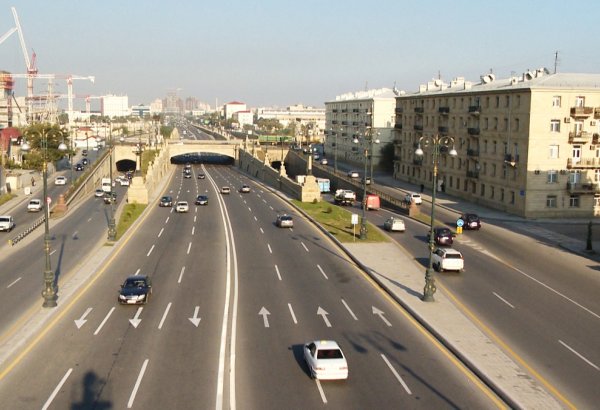 В Баку продолжаются работы по ремонту одного из центральных проспектов (ВИДЕО)