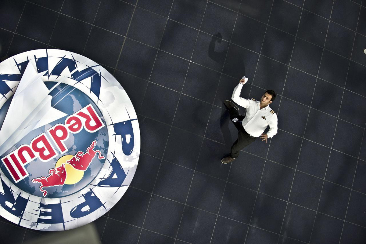 В Баку пройдет чемпионат по запуску бумажных самолетиков (ФОТО)