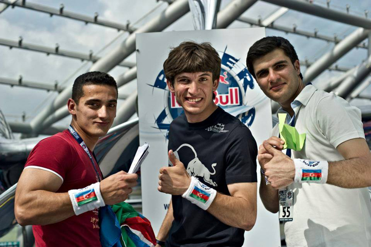 В Баку пройдет чемпионат по запуску бумажных самолетиков (ФОТО)