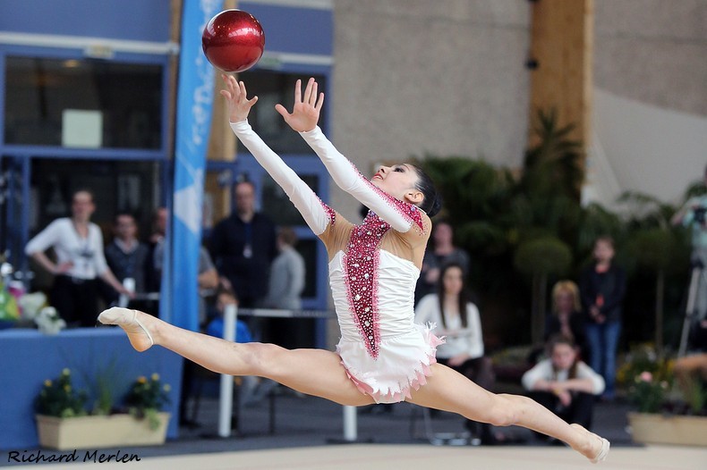 Азербайджанская гимнастка завоевала бронзовую медаль на соревнованиях в Румынии (ФОТО)