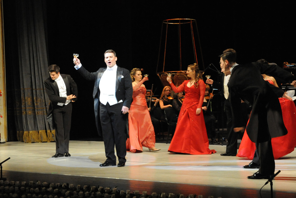 Творческая сцена ÜNS подарила бакинцам волшебный вечер оперетты (ФОТО)