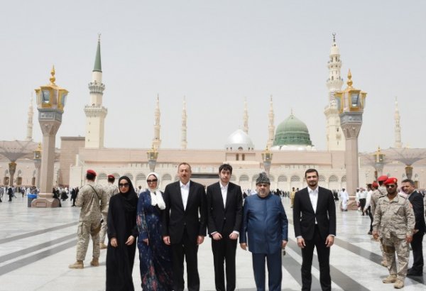 Президент Азербайджана и его супруга посетили мечеть Пророка в Медине (ФОТО)