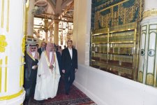 Президент Азербайджана и его супруга посетили мечеть Пророка в Медине (ФОТО)